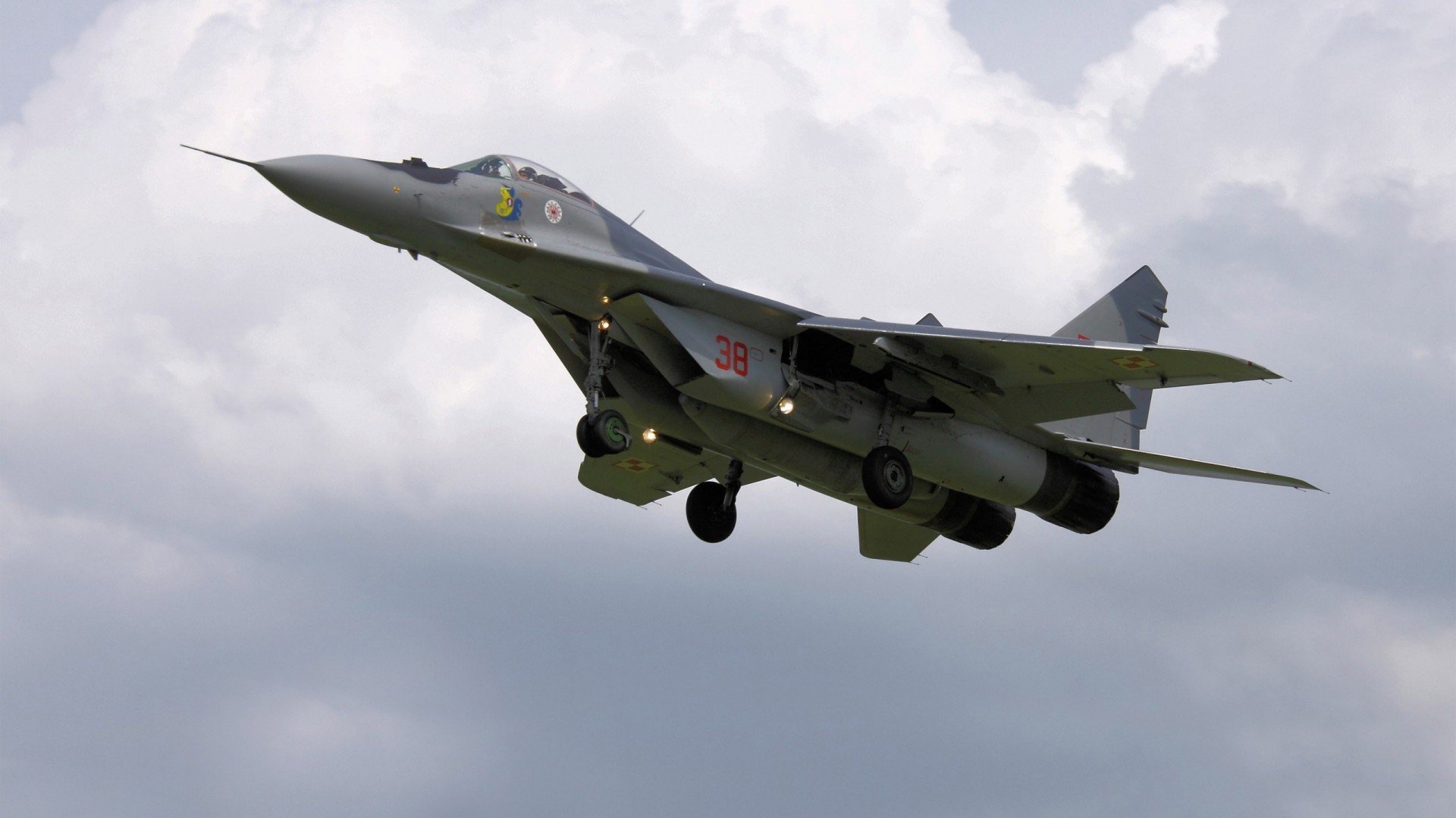 AYX SPORTS-赛前冲刺：车手们的赛日准备全纪录，赛车手比赛前应该做什么