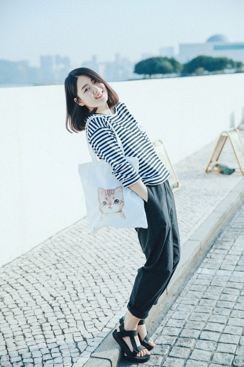 “宽板滑水:马鞍山赛场展现水面上的高空飞跃”