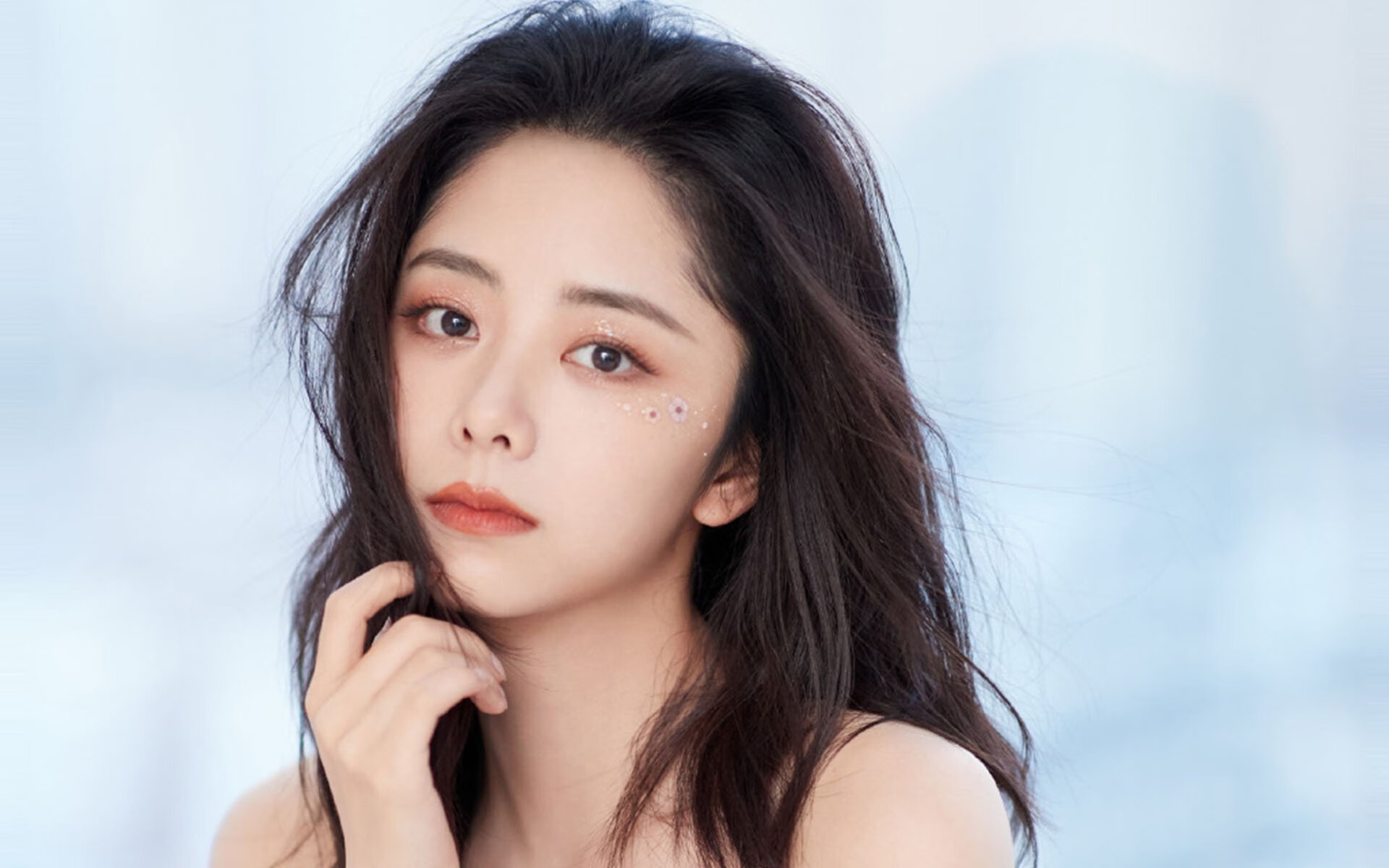 跨界合作将足球运动与艺术展演结合,创新体育文化表达,足球跨球基本技术要领